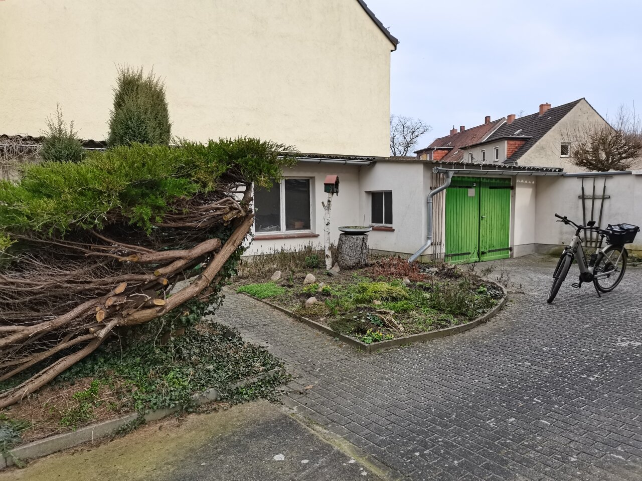 Garage und Werkstatt auf dem Hof