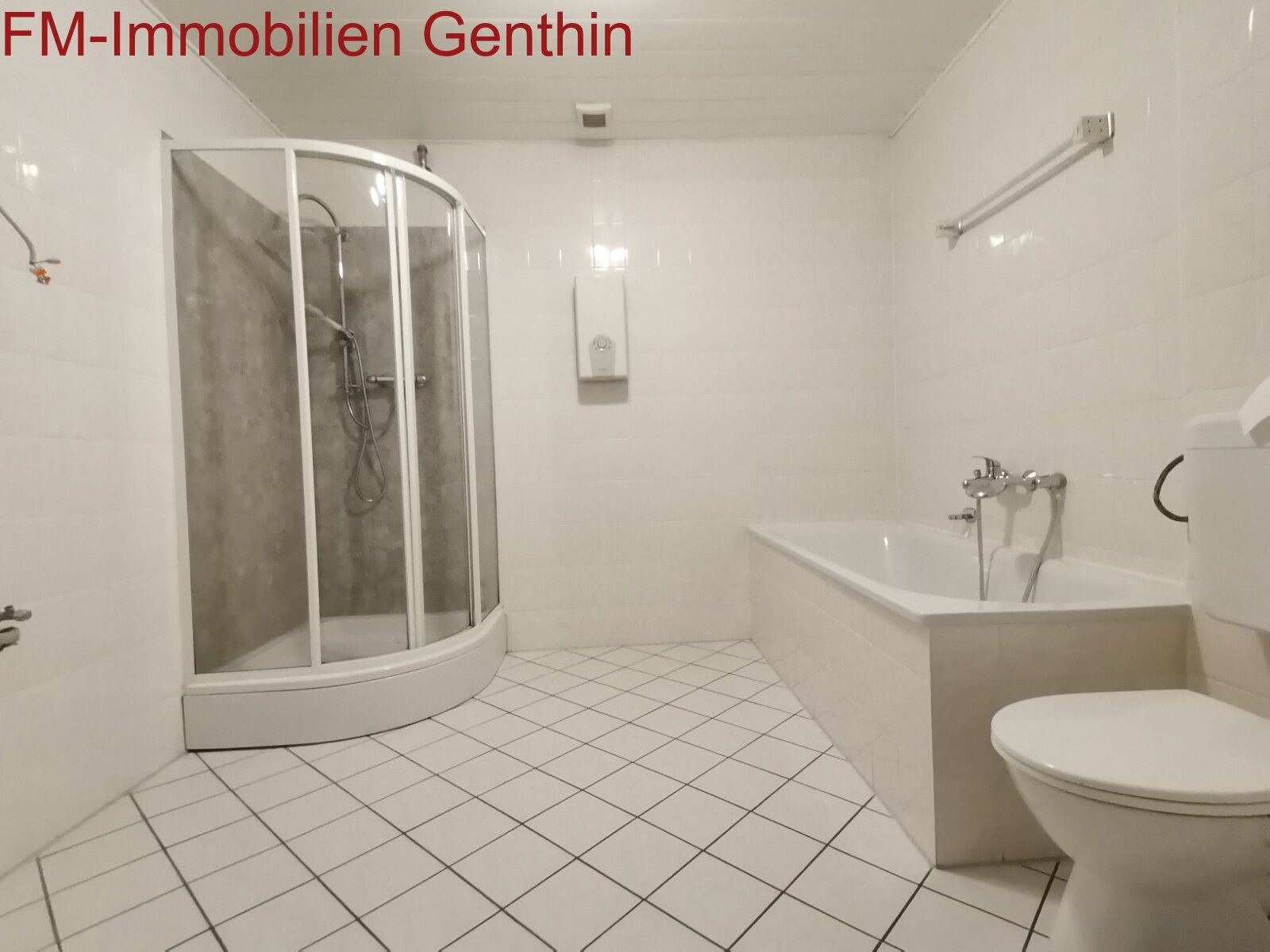 geräumiges Bad mit Dusche und Wanne