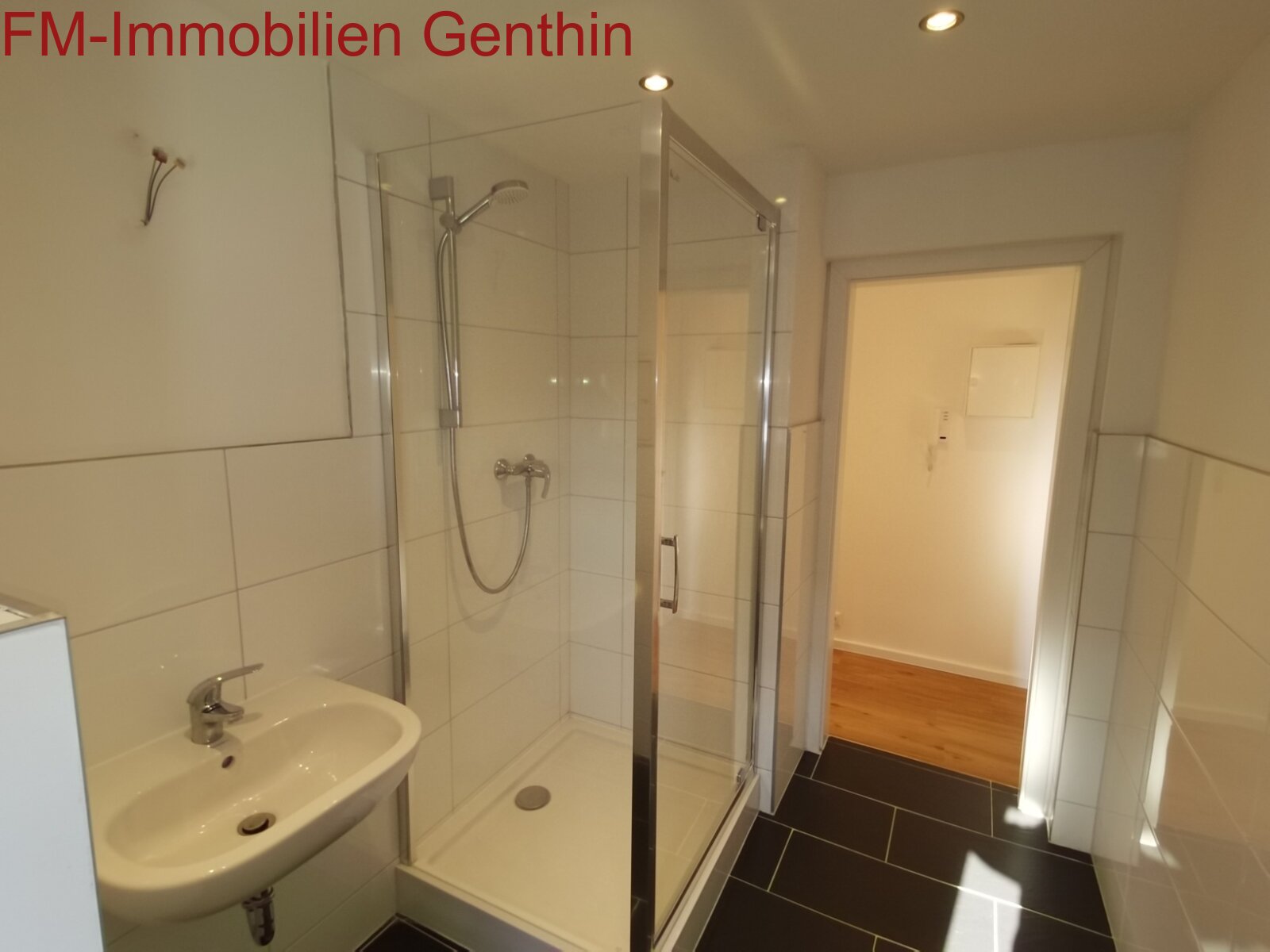 geräumiges Badezimmer mit Dusche und Fenster